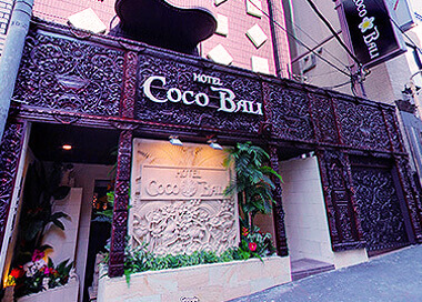 次に派遣先のホテル名(自宅の場合ご住所、建物名)をお伝えください。おおよそどのくらいでご到着できるかをお伝えいたします。